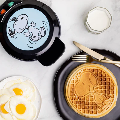 Uncanny Brands Peanuts Snoopy and Charlie Brown Double Waffle Maker ? Non-Stick Breakfast Appliance