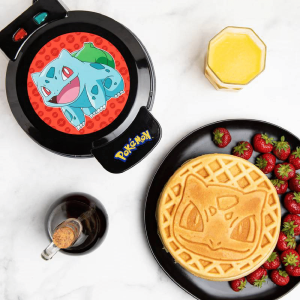 Uncanny Brands Pokémon Bulbasaur Waffle Maker – Non-Stick Waffle Iron Featuring Pokémon #001